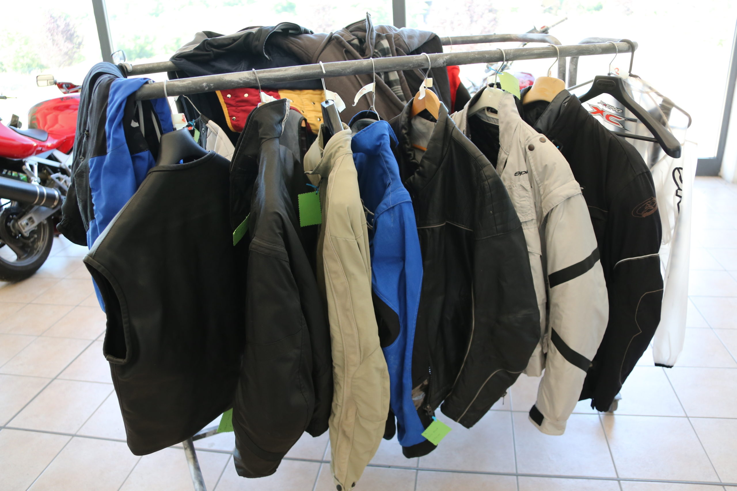 ABBIGLIAMENTO NUOVO E USATO VARIE TG A PARTIRE DA € 19.00