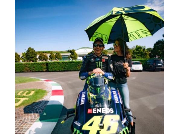 https://www.breakmagazinenews.it/wp-content/uploads/2021/02/VALENTINO-ROSSI-E-OMBRELLINA.jpg