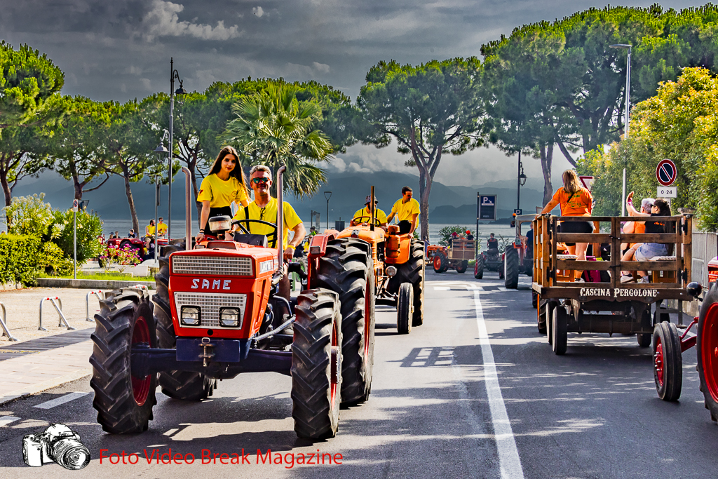 2024-07-07 Foto Gallery Rievocazione Delle Tradizioni Contadina Sfilata Di Trattori D’Epoca Sul Garda